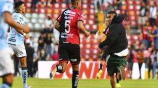 Santamaría tuvo que escapar de la cancha tras invasión de hinchas en el Querétaro vs. Atlas | VIDEO