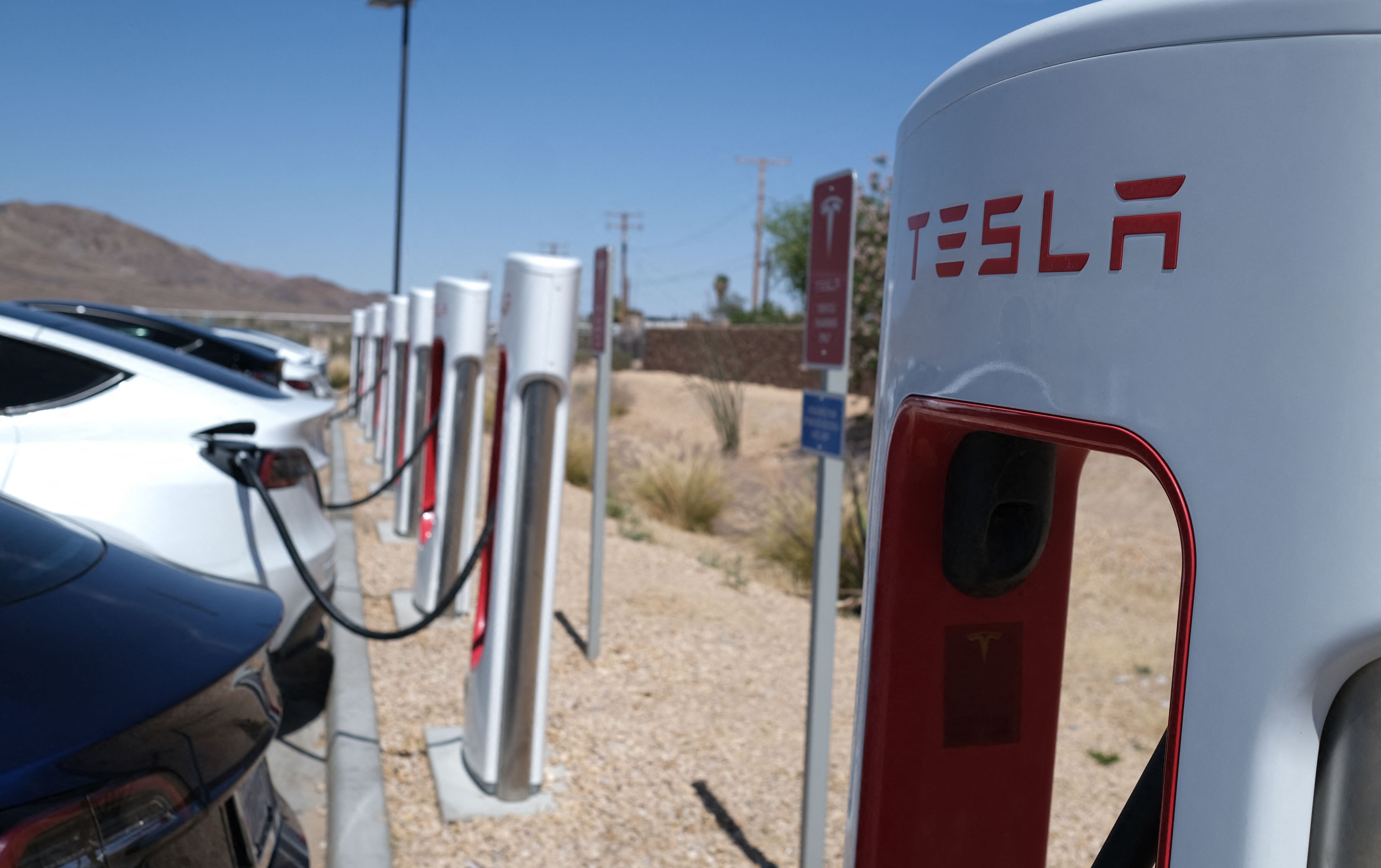One of the problems with electric cars is recharging on long trips.  Tesla is one of the companies that invests in superchargers, which could power the electric car in just minutes.  (Photo: AFP)