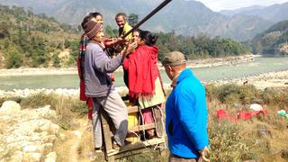 Los peligrosos puentes colgantes de Nepal