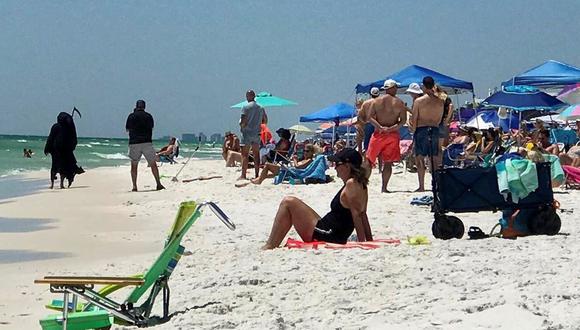 Coronavirus en Florida | Ultimas noticias | Último minuto: reporte de infectados y muertos sábado 2 de mayo del 2020 | Covid-19 | Una persona vestida como la muerte camina cerca de las personas que toman el son en una playa en Seagrove, Florida. (Foto: Reuters).