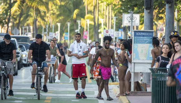 Miles de personas llegan a Miami para pasar el Spring Break, pero tienen que respetar el toque de queda. (Foto: EFE)