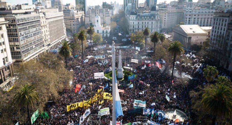 Vista aérea de los partidarios de la vicepresidenta argentina Cristina Kirchner reunidos en la Plaza de Mayo de Buenos Aires.