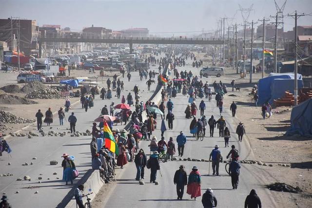 Decenas de personas bloquean una carretera durante una protesta en El Alto para rechazar la postergación de las elecciones en Bolivia. (EFE/ Stringer).