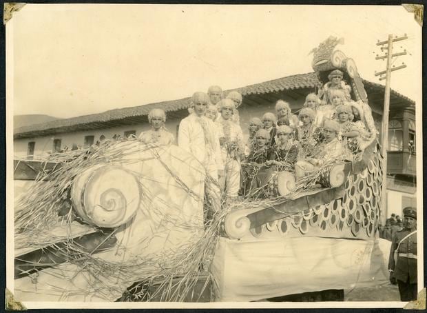 Carnivals in Huancayo, with an allegorical car in a French style, in 1927. (Collection: Juan Mendoza)