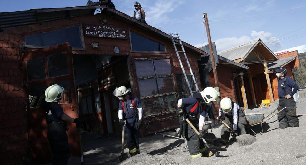 Bomberos retiran ceniza volcánica de estación en La Ensenada. (Foto: EFE)