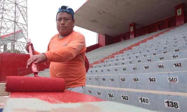 Trabajadores y voluntarios del IPD pintan el recinto deportivo.