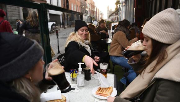 La gente disfruta de una cena al aire libre, en medio de la propagación de la pandemia de la enfermedad del coronavirus (COVID-19), en Dublín, Irlanda. (Foto: REUTERS / Clodagh Kilcoyne).