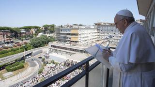 El papa Francisco seguirá hospitalizado “unos días más” tras su operación de colon