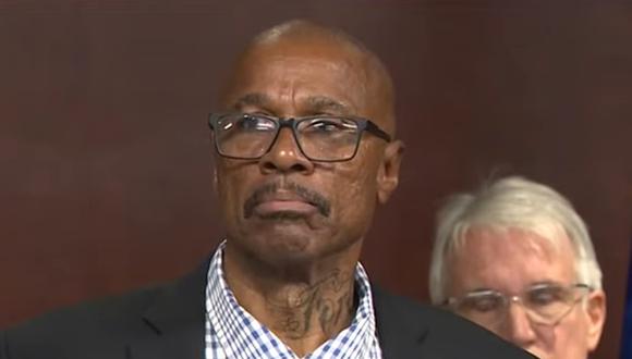 En esta imagen se aprecia a Maurice Hastings, el hombre que quedó libre tras pasar 38 años en la cárcel por un delito que no cometió. (Foto: CBS Los Angeles / YouTube)