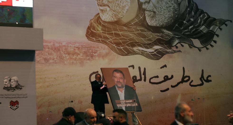 Un retrato de Saleh al Arouri se muestra en el escenario, un día después de su asesinato en un suburbio del sur de Beirut el 3 de enero. (Foto: AFP)