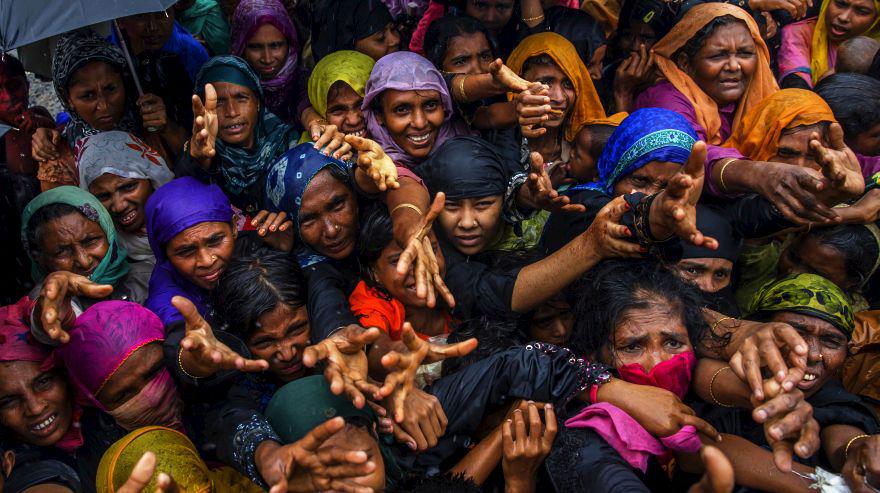 Hace tres semanas que Dil Mohamad y su familia están atrapados, junto a miles de rohinyás, en un pedazo de territorio entre su país natal de Birmania y Bangladés, tras huir de la violencia y los incendios que arrasaron sus poblados. (Foto: AFP)