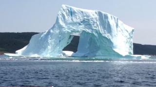 Turistas captan el momento del derrumbe de enorme iceberg