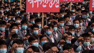 Todos con mascarillas en multitudinaria manifestación en apoyo al régimen de Corea del Norte | FOTOS