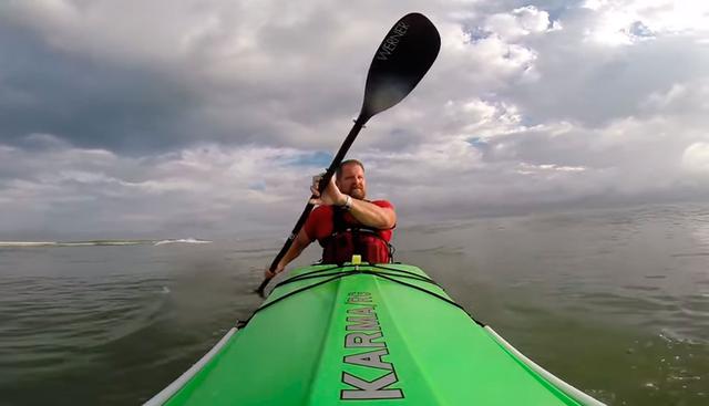 Kayakista pasa el peor susto de su vida cuando fue perseguido por un tiburón en un mar de Florida. (Foto: YouTube/captura)