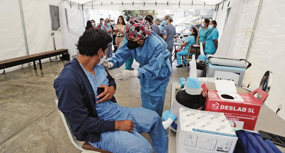 La vacunación con las dosis bivalentes se inició el domingo 1 de enero con el personal de diez hospitales de Lima Metropolitana.