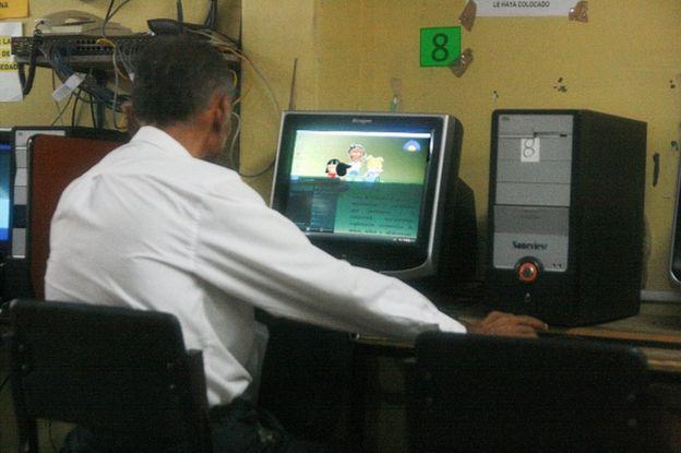 La computadora favorita de Juan Carlos Sánchez Latorre en San Rafael, Venezuela. (Foto: Humberto Matheus)
Image caption
Esta era la computadora favorita de Juan Carlos Sánchez Latorre en el cibercafé que sigue ubicado en la avenida Libertador de Maracaibo, en el oeste de Venezuela. (Foto: BBC)