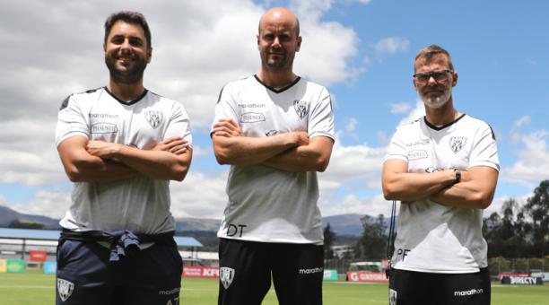 Miguel Ángel Ramírez (medio) junto a Felipe Sánchez (izquierda) segundo asistente técnico y Fran Trujillo (derecha), el preparador físico. (Foto: El Comercio de Ecuador)