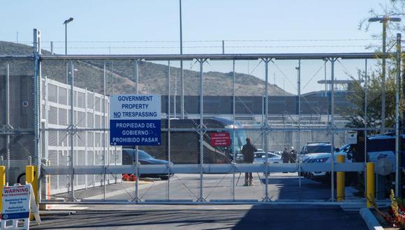 Un autobús sale de una instalación fronteriza cerrada cuando se esperaba que los migrantes sujetos a un programa de restricción de asilo de la era Trump comenzaran a ingresar a los Estados Unidos en el cruce fronterizo de San Ysidro con México, en San Diego, California, EE.UU. (Foto: REUTERS / Mike Blake).