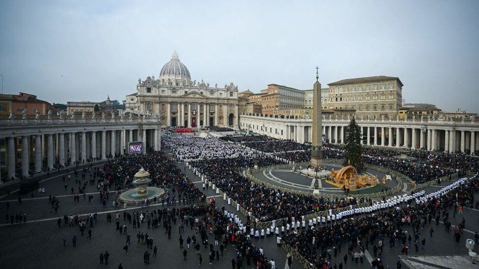 Thousands of people came to Saint Peter's Square to bid farewell to Benedict XVI.  (GETTY IMAGES).