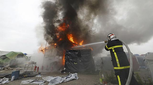 Calais: "La Jungla" se incendia en tercer día de evacuaciones - 6