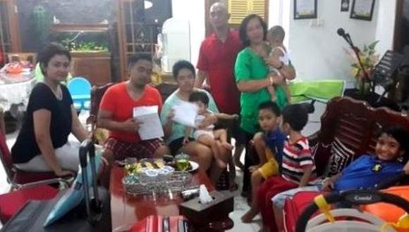 La familia que llegó tarde y perdió el vuelo QZ8501 de AirAsia