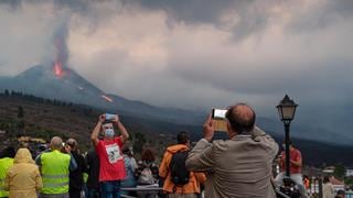 Volcán de La Palma atrae a miles de turistas en el fin de semana festivo | FOTOS