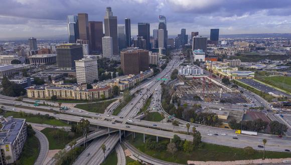 El tráfico en la autopista fluye más ligero de lo normal en Los Ángeles, California. El gobernador Gavin Newsom pidió que 40 millones de residentes de California se queden en sus hogares para frenar la pandemia de coronavirus. (David McNew / Getty Images / AFP).