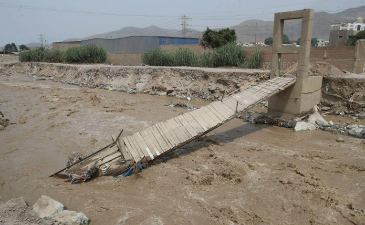 El puente Tambo Río, que hasta el último lunes unía los distritos de Comas y Puente Piedra, al norte de Lima, colapsó debido al incremento del caudal del río Chillón | Foto: jorge.cerdan/@photo.gec