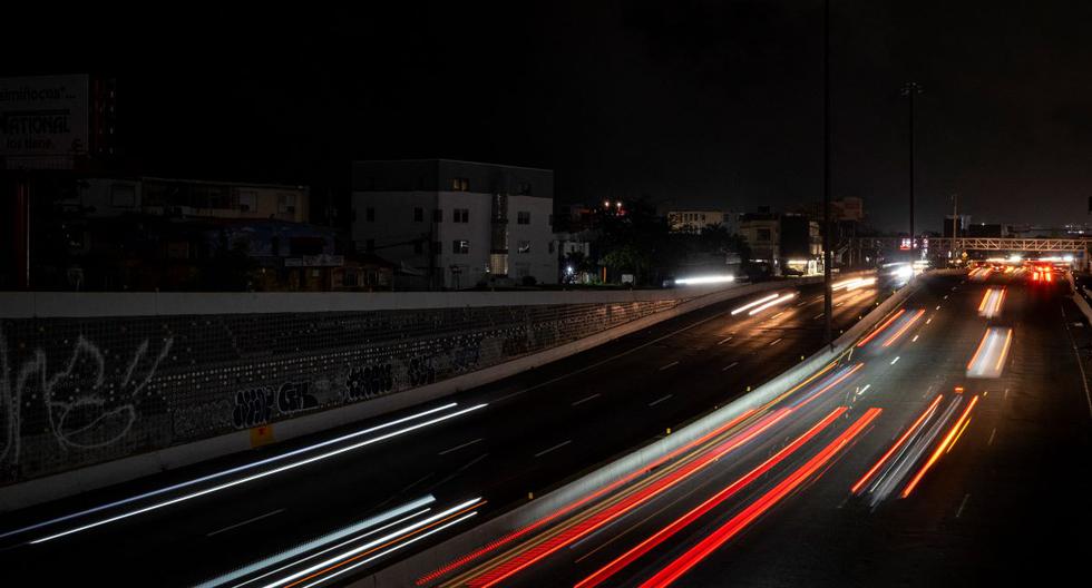 Blackout in Puerto Rico leaves 400,000 people without electricity after a large fire