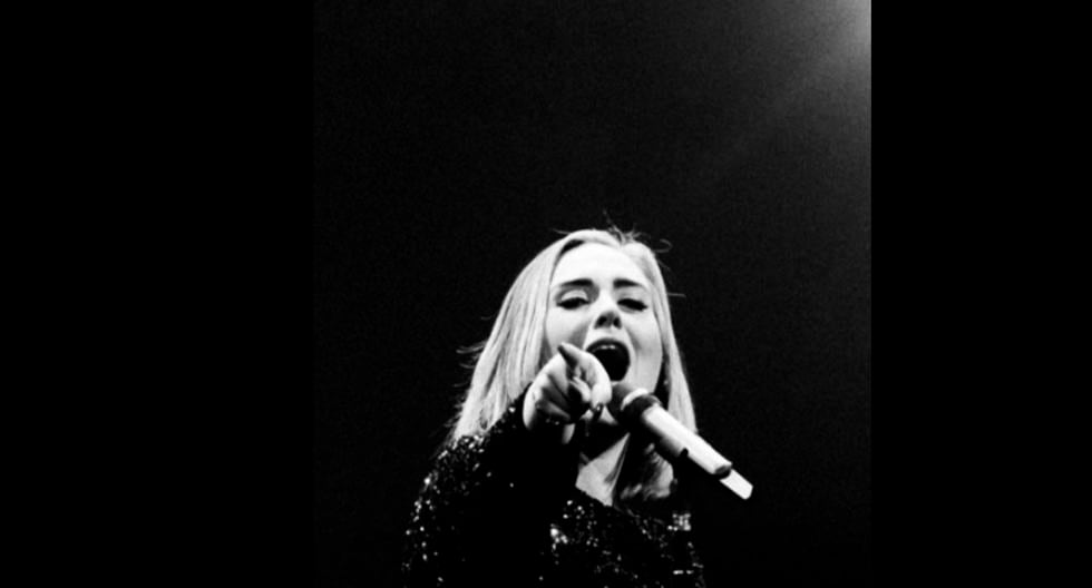 Adele y su sorpresivo beso a un fan en pleno concierto. (Foto: Instagram)