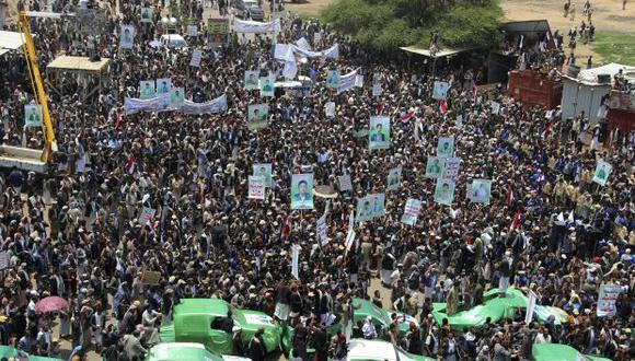 Miles de yemeníes expresan su ira contra Riyadh y Washington durante un funeral masivo en Saada, bastión de los rebeldes huthi respaldados por Irán. (Foto referencial: AFP)