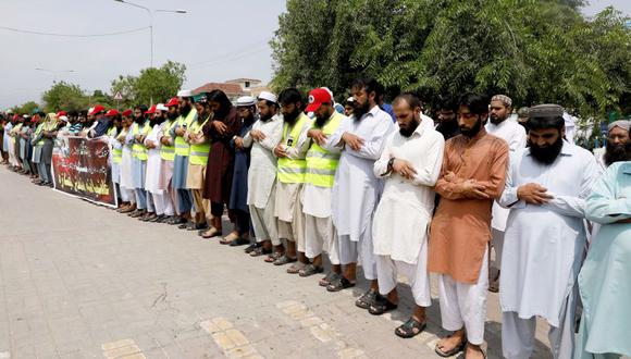Pakistán despide a las 128 víctimas del peor atentado de su historia a manos del Estado Islámico. (Foto: Reuters)