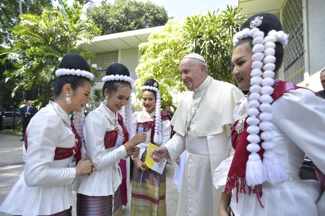 El papa Francisco saludando a las personas durante su llegada a la Nunciatura Apostólica de la Santa Sede en Bangkok. (Foto: AFP)
