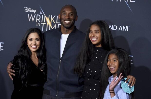 Kobe Bryant y su esposa Vanessa con sus dos hijas mayores, Natalia y Gianna en un estreno en febrero de 2018 en Los Ángeles (Foto: EFE) 
