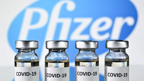 Una imagen ilustrativa muestra viales con adhesivos de la vacuna Covid-19 adheridos, con el logotipo de la compañía farmacéutica estadounidense Pfizer. (Archivo/ AFP / JUSTIN TALLIS).