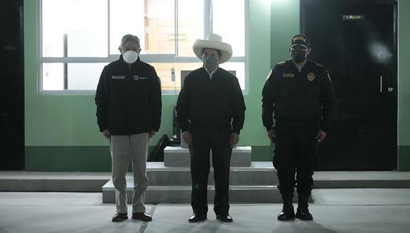 El presidente Pedro Castillo y el ministro del Interior Avelino Guillén, que presentó su renuncia ayer, participan en la ceremonia por la inauguración de un complejo policial en Juliaca, el pasado diciembre. (Foto: Presidencia Perú).