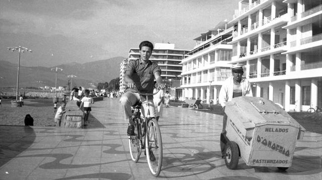 Un ciclista y un heladero (cuyo vehículo se considera un triciclo) se movilizan por el malecón de Ancón, en febrero de 1964. (Foto: Archivo histórico El Comercio)