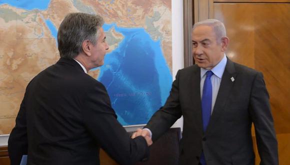 Una fotografía proporcionada por la Oficina de Prensa del Gobierno de Israel (GPO) muestra al primer ministro israelí, Benjamin Netanyahu (derecha), durante su reunión con el secretario de Estado de Estados Unidos, Antony Blinken (i), en Jerusalén, el 30 de noviembre de 2023 | Foto: EFE/EPA/GPO/AMOS BEN-GERSHOM