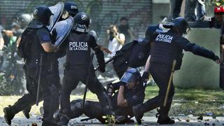 Batalla campal en Argentina deja 88 policías heridos [FOTOS]
