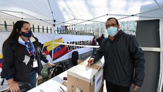 Comienza en Venezuela el voto presencial en la consulta promovida por Guaidó 