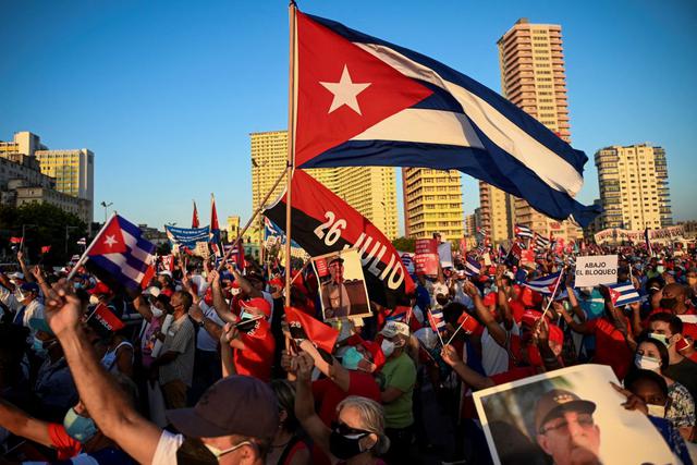 Los cubanos participan en un acto de reafirmación revolucionaria en apoyo al gobierno del presidente Miguel Díaz-Canel en La Habana (Cuba), el 17 de julio de 2021. (YAMIL LAGE / AFP).