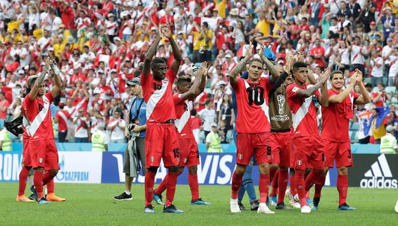 La selección peruana de fútbol, aplaudiendo y agradeciendo el apoyo de la hinchada. (Foto: Reuters)