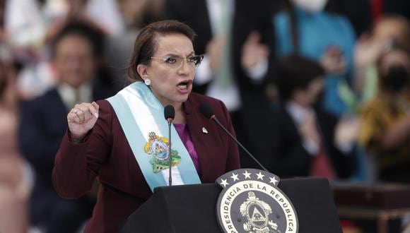 La presidenta de Honduras Xiomara Castro habla luego del juramento. (EFE/ Bienvenido Velasco).