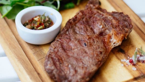 Sartén o parrilla a buen fuego, aceite y sal son las claves para tener un delicioso bistec. (Foto: Pexels)