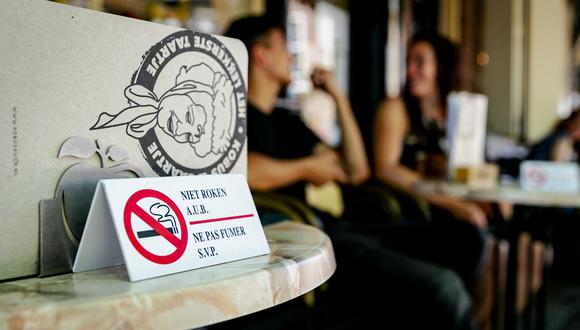Un cartel prohíbe fumar en la terraza parcial para no fumadores del café Kobus Kuch en Delft el 30 de julio de 2019. (Foto: Robin van Lonkhuijsen / ANP / AFP)