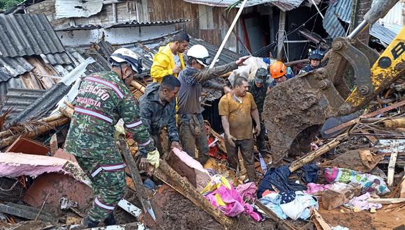 Fotografía cedida por las Fuerzas Militares de Colombia que muestra a integrantes del Ejército mientras trabajan en la remoción de escombros y búsqueda de personas atrapadas tras un derrumbe en el barrio la Esneda, en Dosquebradas. Foto: Fuerzas Militares De Colombia / EFE