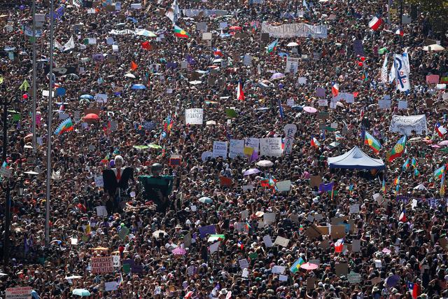 Miles de mujeres copan la Plaza Baquedano para protestar contra la violencia de género, los feminicidios y el régimen de Sebestián Piñera. (REUTERS/Lucas Alvarado NO RESALES. NO ARCHIVE).