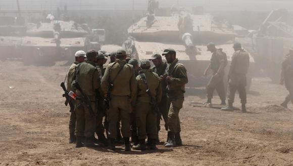Soldados israelíes con vehículos militares se reúnen en una posición no revelada cerca de la valla fronteriza con la Franja de Gaza, en el sur de Israel, el 9 de mayo de 2024 | Foto: EFE/EPA/ABIR SULTAN