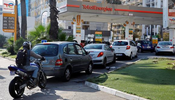Los conductores de automóviles hacen cola para llenar su tanque de combustible en una gasolinera TotalEnergies en Niza, ya que el suministro de petróleo se ha visto interrumpido por huelgas durante semanas en Francia.