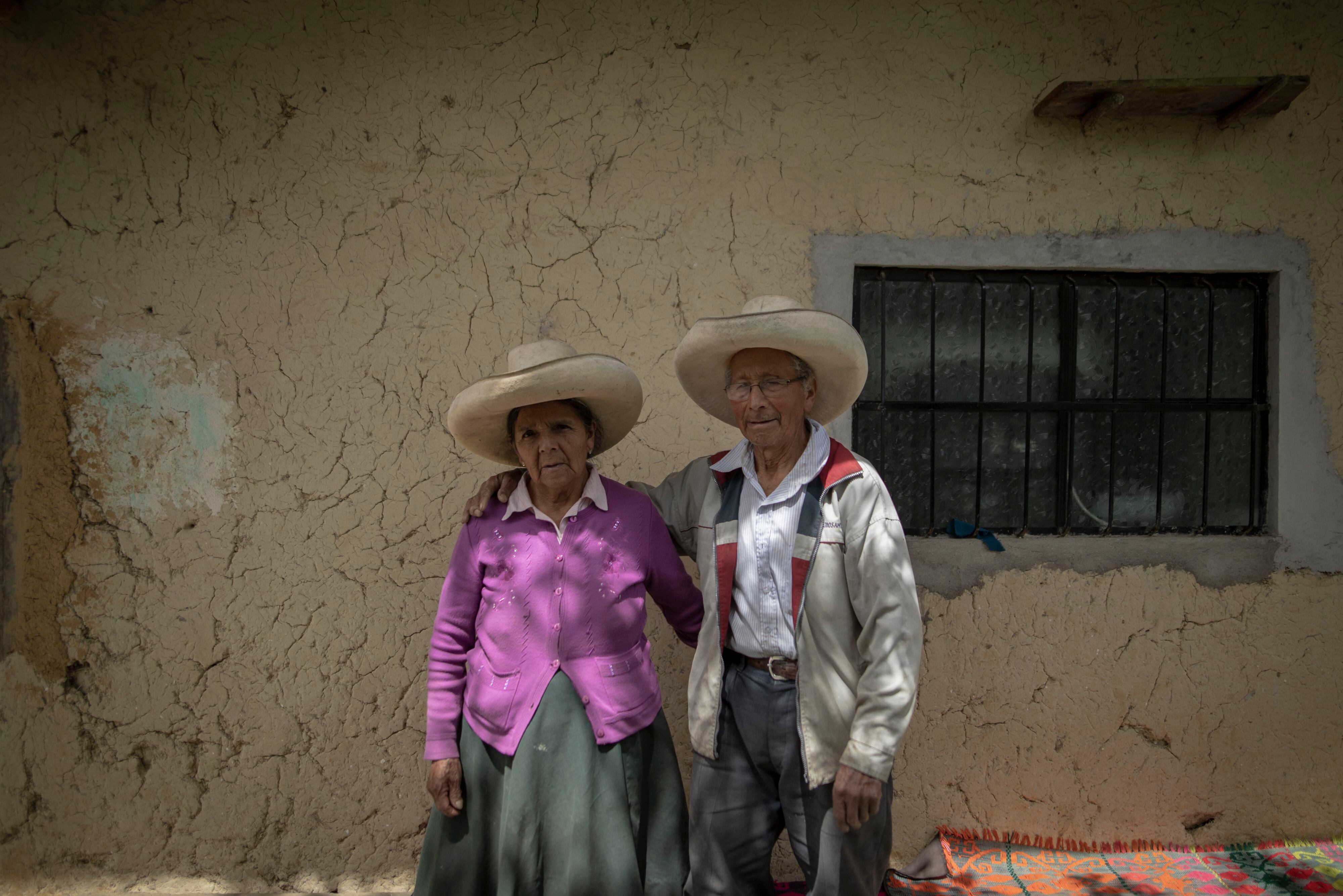 Padres de Pedro Castillo afuera de su domicilio en San Luis de Puña (Tacabamba). Foto: Anthony Niño de Guzmán